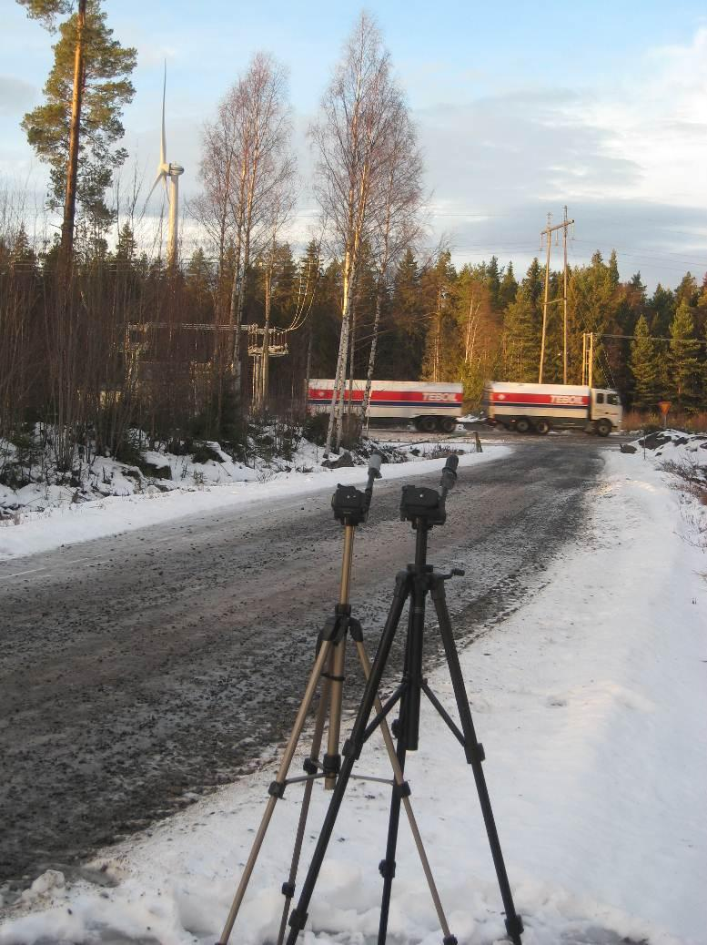 3.2 Mittauspaikka 2, Myrgrund Mittauspaikka 2 sijaitsi voimalan itäpuolella kallion louhinta- ja murskausalueelle johtavan tien varressa noin 8 metrin etäisyydellä voimalasta.