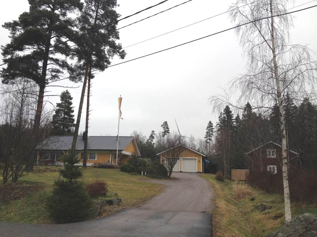 3 Ympäristömelumittaukset 3.1 Mittauspaikka 1, Stråkantie 38 Mittauspaikka 1 sijaitsi osoitteessa Stråkantie 38 noin 9 metrin etäisyydellä voimalasta lounaaseen. 11.12.