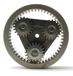 19 Kuva 17. Planeettavaihteisto. (Gibbs Gears 2017). Välityssuhdetta pystytään muuttamaan lukitsemalla jokin kolmesta osasta ja se riippuu täysin siitä, mikä osa lukitaan.