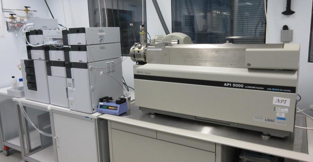 16 MSMS-laitteistot Sciex API 5000 LC-ESI-MSMS laitteisto (Kuva 5) sisältää seuravat osat: - Massa-analysaattori: Sciex API5000 Tandem Mass Spectrometry - Pumppu: Shimadzu LC-20AD pump -