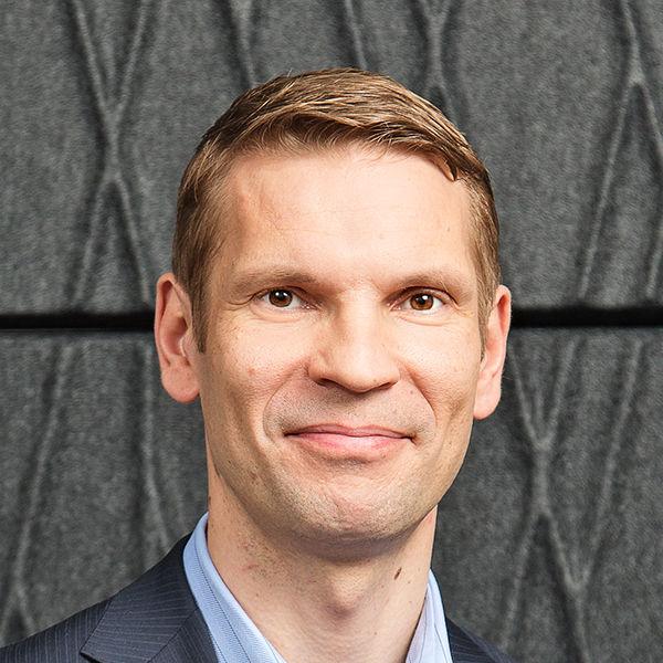 Jukka Erlund Talous- ja rahoitusjohtaja, CFO s.1974, kauppatieteiden maisteri, emba. Kotipaikka: a: Helsinki, Suomi.