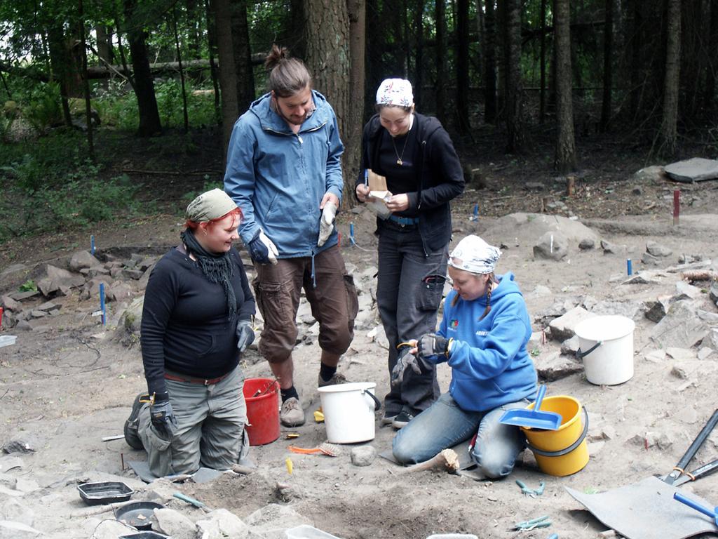 Löytämisen iloa ten luita. Makrofossiilianalyysissa on puolestaan löytynyt muutamia hiiltyneitä ohran ja rukiin jyviä. (Ks. Liite 6) Kaivauksia Mankbyssä jatketaan vuonna 2009.