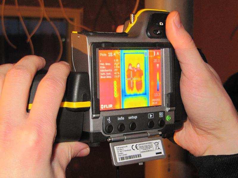 Kuvauksissa käytettävän kameran pitää muodostaa kuvattavasta kohteesta lämpökuva, josta näkee pintalämpötilajakauman ja kameralla voidaan mitata suoraan pintalämpötiloja.