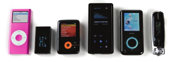 kuulokkeet vasemmalta: Apple Ipod Nano, Cowon Iaudio T2, Creative Zen V Plus, Samsung K5, SanDisk Sansa e260 ja Sony NW-S706F.