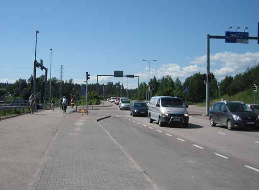 Kuvassa 12 on verrattu eri kulkutapojen kehitystä Espoon asukasmäärän kehitykseen niin, että indeksi 1 vastaa vuoden 1999 arvoa.