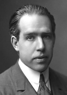 Niels Bohr (1885-1962) kehitti v. 1913 Bohrin malliksi kutsutun puoliklassisen atomimallin, joka esitti elektronit kiertämässä ydintä määrätyillä radoilla.