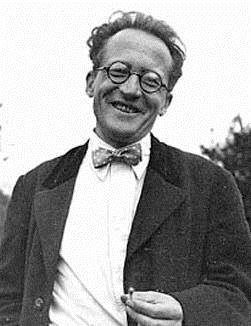 Erwin Schrödinger (1887-1961) kehitti (aalto)funktioihin perustuvan kvanttimekaniikan esitystavan v. 1926. Kvanttimekaniikan perusyhtälö on nimetty hänen mukaansa Schrödingerin yhtälöksi.