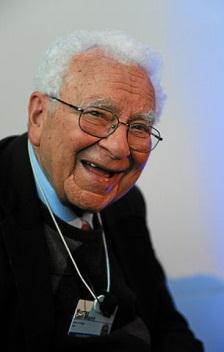 Murray Gell-Mann (1929-) kehitti kvarkkimallin 1964, jolla selitettiin hiukkaskiihdyttimillä havaitut sadat uudet
