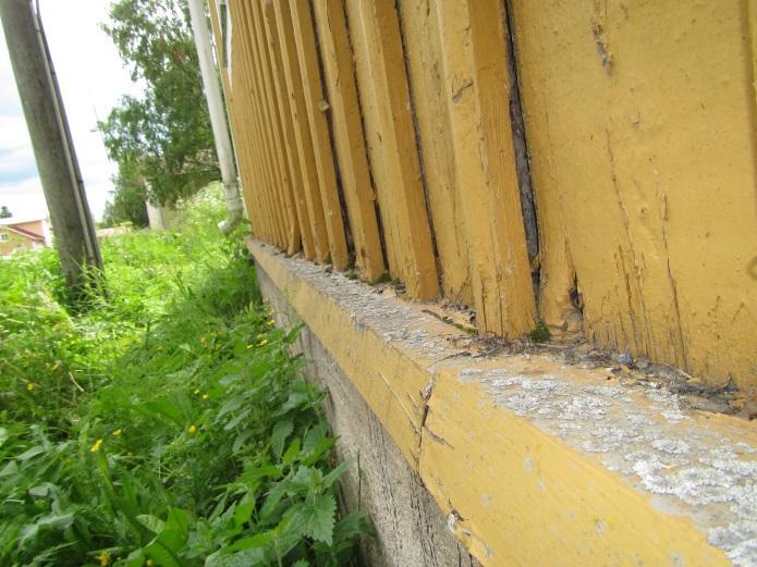 Kuva 89. RA5. Rakennusta kohti kaadolla oleva tippalauta ohjaa vedet seinärakenteisiin. Kuva 90. RA5. Kohdalla seinärakenteessa myös muurahaispesä.