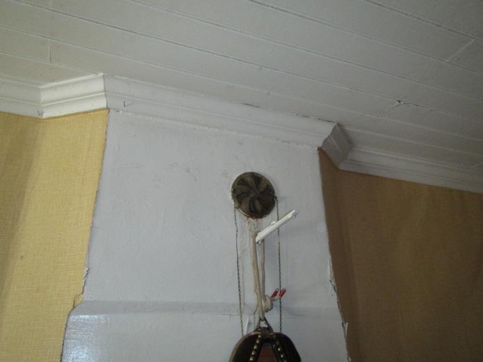 Voi edellyttää myös maapinnan madaltamisen rakennuksen vierillä jotta sokkelipintaa saadaan riittävästi esille. - Hirsirungon alaosien kengittäminen vaurioituneilta osin.
