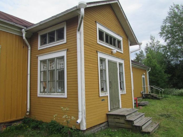 3.3. Kylmät kuistit Kylmät kuistit on rakennettu porakivien tai tavallisten luonnonkivien päälle. Kantavana rakenteena on 50x100 sahatavara runko joka on verhoiltu ulkoverhouslaudoilla.