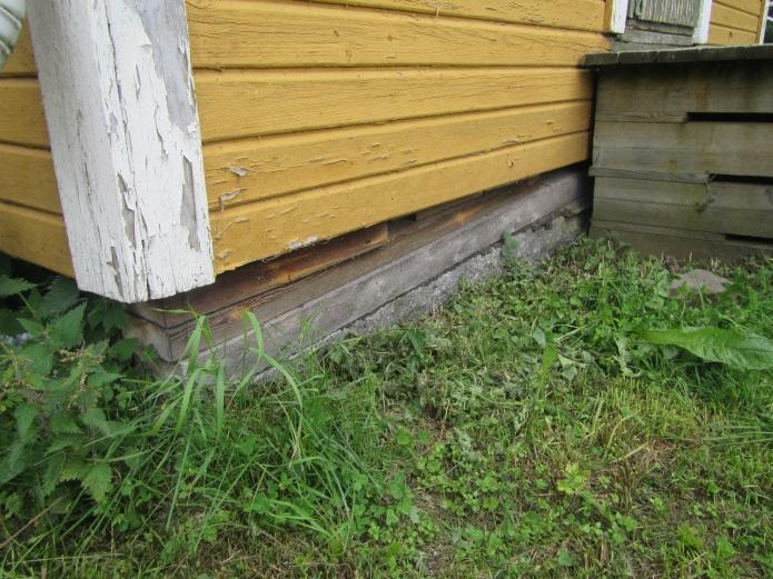 Kuistien perustana olevat kivet ovat ajan mittaan painuneet ja rakenteita on kiilattu suoraan.