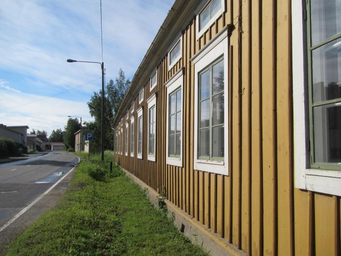 1m korkeudella maanpinnasta. Putkesta johtuvaa vettä pääsee roiskumaan seinäpinnoille. Syöksyputkien alla ei ole loiskekiviä tai rännikaivoja.