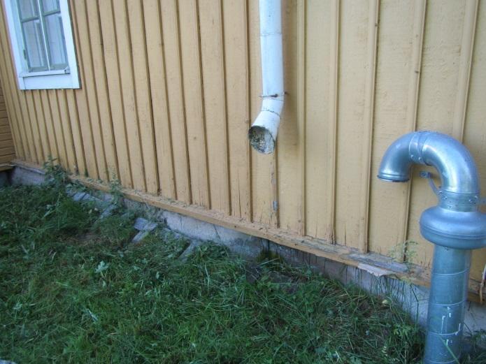 Kuva 5. Osa syöksyputkista on n. 1m korkeudella, vettä roiskuu seinäpinnalle. Syöksytorven alla on todennäköisesti ollut kasteluveden keräysastia. Kuva 6. Seinän vierustalla on suuri ruusupensas.