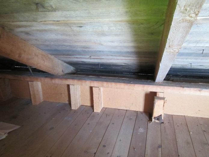 Yläpohjassa on eristeenä vanhimmalla osalla sahanpurua jonka päällä kerros hiekkaa.