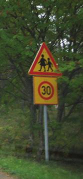 Vaalan liikenneturvallisuussuunnitelma 2009 49 LIIKENNEYMPÄRISTÖN YLEISIÄ PARANTAMISKEINOJA KAINUUN ALUEELLA Esimerkkikohde tästä suunnitelmasta: Alueellisen 30 km/h nopeusrajoituksen laajentaminen