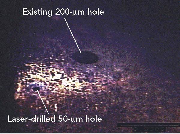 Kuva 35. Kipinätyöstöllä tehty 200 µm reikä ja helical-porauksella tehty 50 µm reikä. /40/ 6.