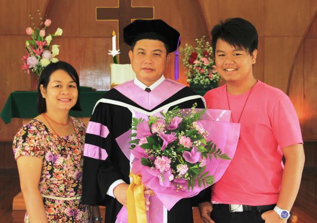 6 Evankelista Sutthipat Akkarananthaphong opiskelee Hongkongin Luterilaisessa teologisessa seminaarissa ensimmäistä vuottaan, stipendi on kolmen vuoden opinnoille.