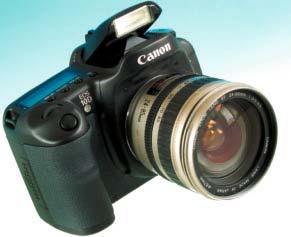 Ulkoisesti uusi Canon EOS 10D seuraa edeltäjänsä EOS D60:n jalanjälkiä. Hallintapainikkeiden sijoittelussa on tuttu kattaus ilman radikaaleja muutoksia.