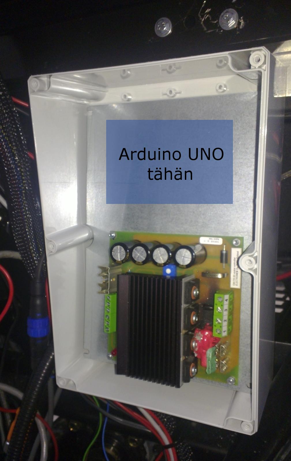 Kuva 8. Uusi kotelo Arduinolle ja ohjainkortille. Kuva 9. CPU blokki ohjainkortin jäähdytyselementin päällä. 4. Päivitetty aikataulu ja riskit Päivitetty aikataulu liitteenä.