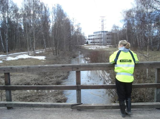 1-20 Kuva 5.12. Tonttumaan puisto. Uoman itäpuolella, kuvassa vasemmalla kulkee kevyenliikenteen reitti.
