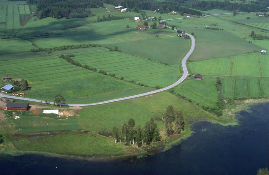 2.2.7 Rakennettu ympäristö Alueen rakennettuympäristö koostuu pääasiassa rannalle rakennetuista loma- ja asuinrakennuspaikoista ja niihin liittyvästä rakentamisesta. Kohdassa 2.2.1 kuvattu rakentamisen määrää.
