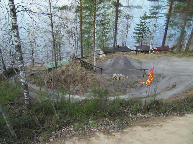 Tilalle on rakennettu vanha päärakennus aivan rantaan sekä uusi päärakennus mäenpäälle. Vanha päärakennus toimii jatkossa saunarakennuksena. Seutukaavassa alue on merkitty RA-alueeksi.