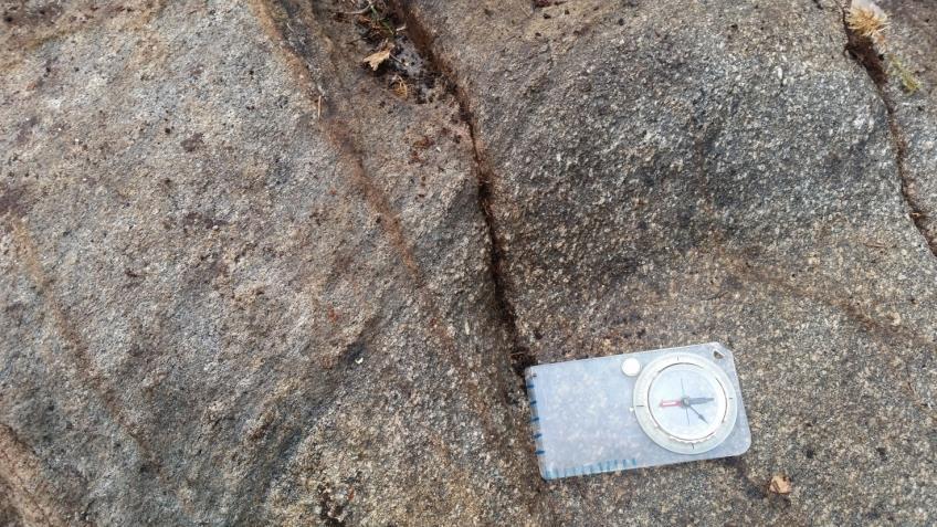 Granodioriitti on tutkimusalueen toinen tärkeä syväkivi. Granodioriitti on ryynimäistä, eli siinä on pieniä kalimaasälpäporfyyreita (kuva 4).