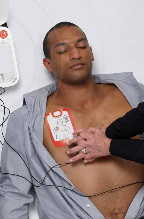 potilaan rintakehä paljaaksi. 2 Vedä punaisesta kahvasta ja kiinnitä elektrodit.