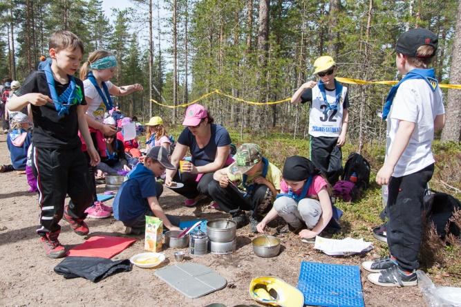 Pari tuntia meni puistossa touhutessa, jonka jälkeen syötiin lounas viereisessä hotellin ravintolassa. Lounaan jälkeen oli itse paraatin vuoro.