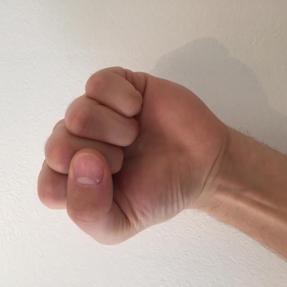 Käden tulee olla lyönnin osumahetkellä nyrkissä niin, että sormet ovat äärifleksiossa ja peukalo on sormien 2-4 keskimmäisten