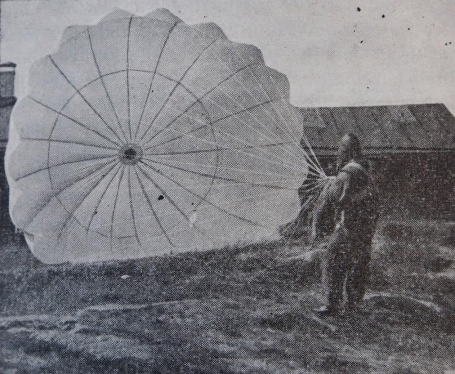 Erho ja laskuvarjo. Kuva on otettu kesällä 1922. Kuva: AERO 7/1922 Heinäkuu. Erhon hyppykoneelle kävi pian huonosti. Tampereen hyppylennon jälkeen kone oli paluulennolla Tampereelta Santahaminaan 28.