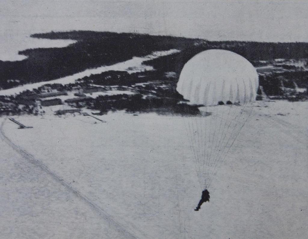 Luutnantti Martikainen hyppää Santahaminassa koehyppyä Irvin-laskuvarjolla 10.2.1927. Kuva: AERO 1/1927.