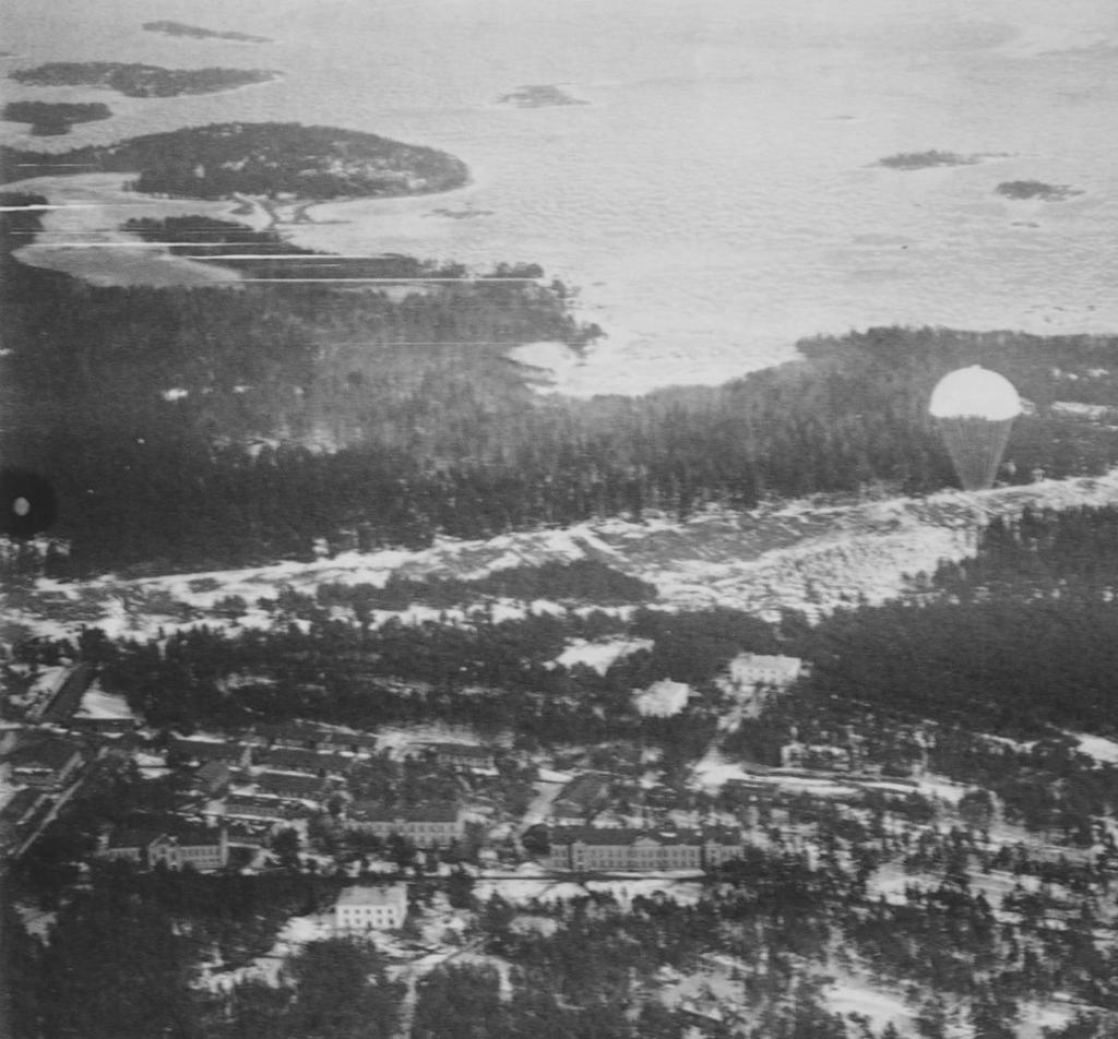 Laskuvarjourheilu lehden mukaan tämä ensimmäinen kurssi uutisoitiin AERO-lehden numerossa 2/1927 seuraavasti: Suomen ilmavoimat saivat ensimmäiset laskuvarjonsa vuoden 1927 alussa Yhdysvalloista.