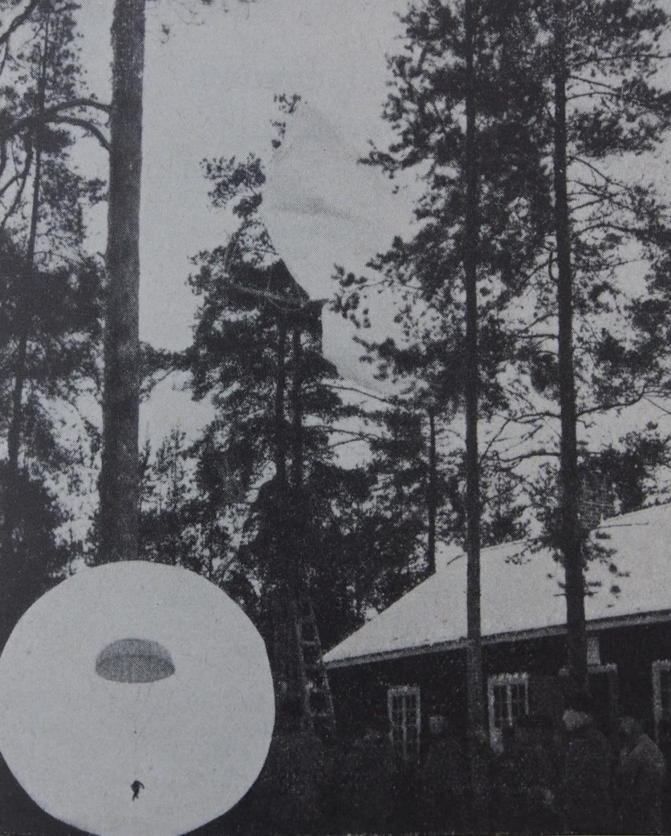 Ranskassa hypättiin korkealta Vertailun vuoksi pieni aikakauden pikkutieto maailmalta: Belgialainen lentokapteeni Coppens hyppäsi lokakuun 1928 alussa aika korkealta: 6.000 metrin korkeudelta.