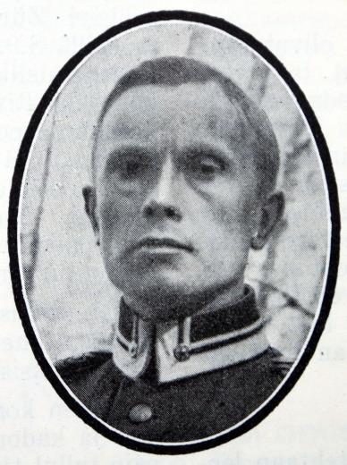 Thörnbladin hyppylentäjä oli Majuri Väinö Mikkola, joka oli yksi ns. alppilentäjistä, jotka menehtyivät Alpeilla Savoia lentokoneiden noutomatkalla IItaliasta 7.9.1920.