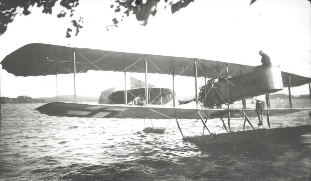 AERO 6/1922 Kesäkuu (101-107) Suomen Ilmailuhistoriallinen lehti 4/2013 (23) Daniel F Poynter: The Parachute Manual, 2 nd edition (Parachuting Publications, USA 1972/1977) Ensimmäinen suomalainen