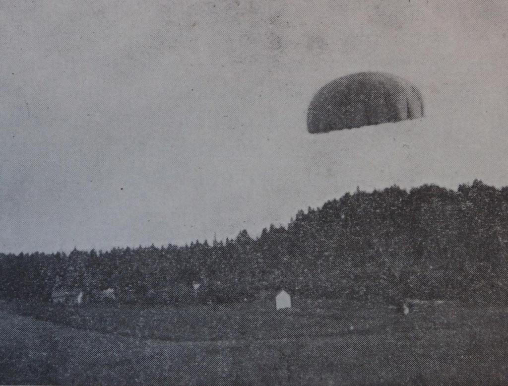 Erhon käyttämä Heinecke laskuvarjo toimi sisäpussi-pakkolaukaisujärjestelmällä vuodelta 1917. Kupu oli puuvillaa. Sen halkaisija oli 6,5 metriä ja siinä oli 20 kaistaa.