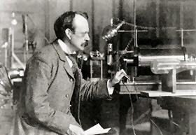 Elektronin löytyminen J J Thomson löysi elektronin 1897 ja määri7 sen varaus- massa- suhteen