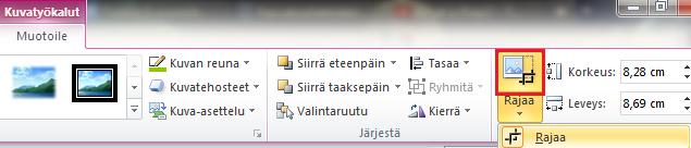 valitsemalla kuvan lisäyksen jälkeen Muotoile-välilehden ja Rajaatoiminnan. Rajauksen ollessa päällä voit siirtää reunoja niin, että keskellä jää se osa, jonka haluat säilyttää kuvassa.