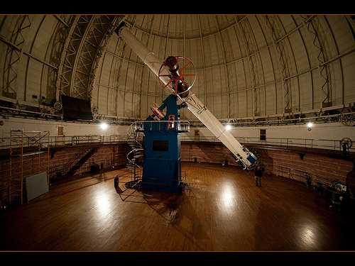 Maailman suurin linssikaukoputki: Yerkes Observatorio 102cm, valmistui jo 1897 Haitat: pieni kuvakenttä, pitkiä ja painavia Linssit vaikeasti tuettavia Hyödyt: valon hävikki vähäinen, ei heijastumia