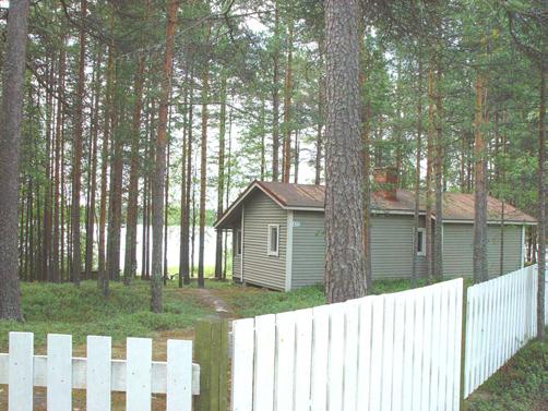 Kasarmialueella on esikuntatilat ja sotilaskodin käsittävä yksikerroksinen toimitilarakennus, kaksikerroksinen entinen ruokala, viisi kivikasarmia sekä pienempiä varasto-, huolto- ja