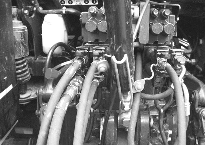 Käyttö 3.4 Hydrauliikka 3.4.Muista turvallisuus Kytkettäessä hydrauliletkuja traktorin hydrauliikkaan on varmistettava, että järjestelmä ei ole paineistettu traktorin eikä koneen puolelta.