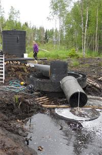 Kemikaloinnilla pyritään tehostamaan pintavalutuskentällä saavutettua puhdistustulosta Ferrisulfaattiannostelija ja pystylaskeutusallas Piuharjunnevan turvetuotantoalueella Insinööritoimisto Saloy Oy