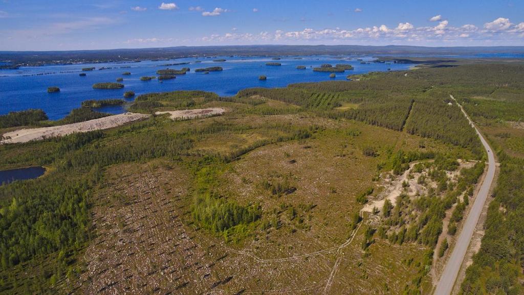 Kuva 4.11-9. Pienoishelikopterikuva hankealueelta (Uula Kuvaja, 2016). Avohakatun metsätalousalueen maisema-arvot ovat vähäiset.