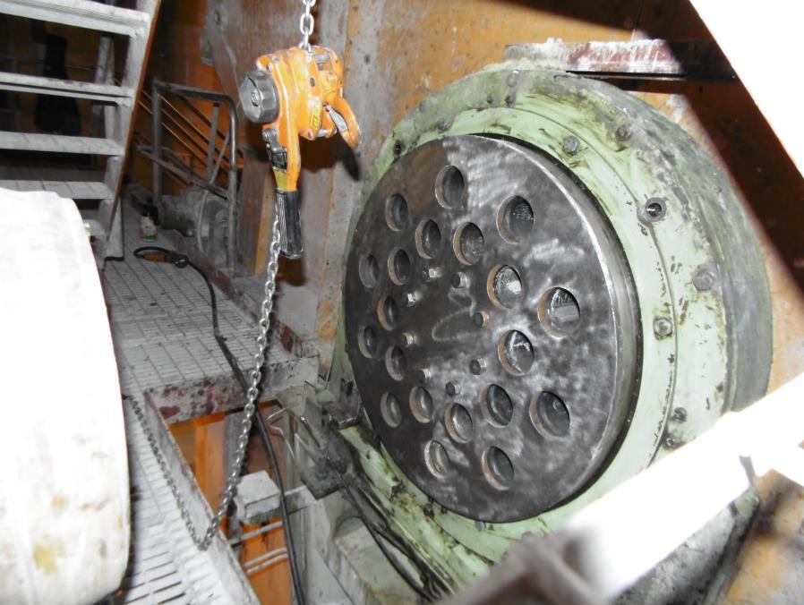 21 Meesasuotimeen vaihdettiin uusi kulutuslevy (kuva 13) imupäähän, koska vanhassa levyssä (kuva 14) oli pahoja