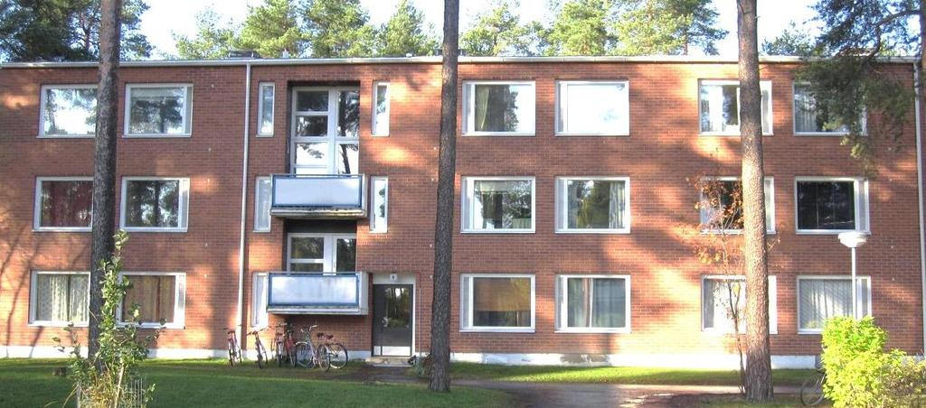 porrashuonetyyppiin 1. Rakennus on pitkänmallinen, punatiiliverhoiltu lamellitalo (kuva 21). KUVA 21.