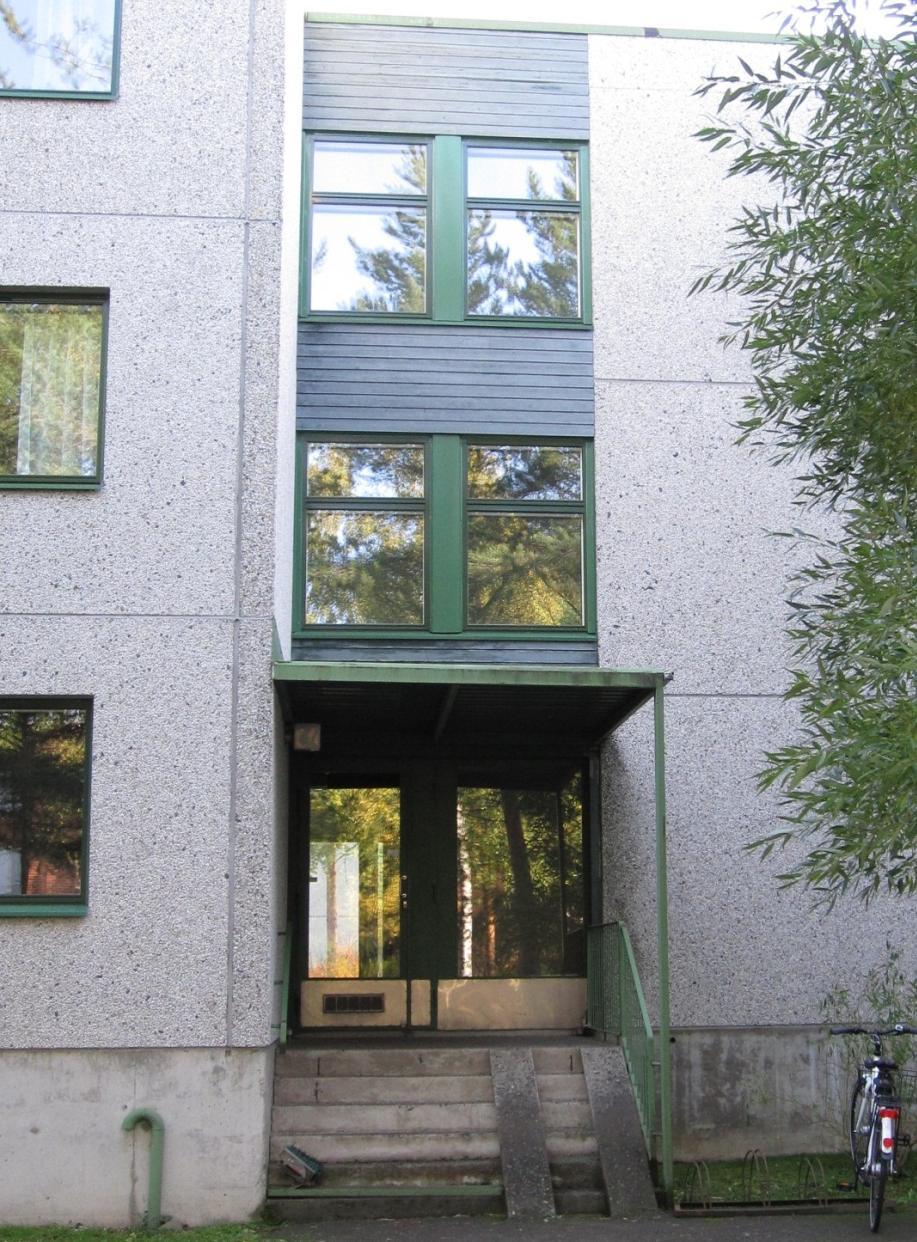 5.4 Porrashuonetyyppi 4 Porrashuonetyyppiin 4 lukeutuu yksi rakennus ja se sijaitsee Maakotkantien varrella. Talon julkisivuissa on käytetty pesubetonipintaisia ruutuelementtejä.