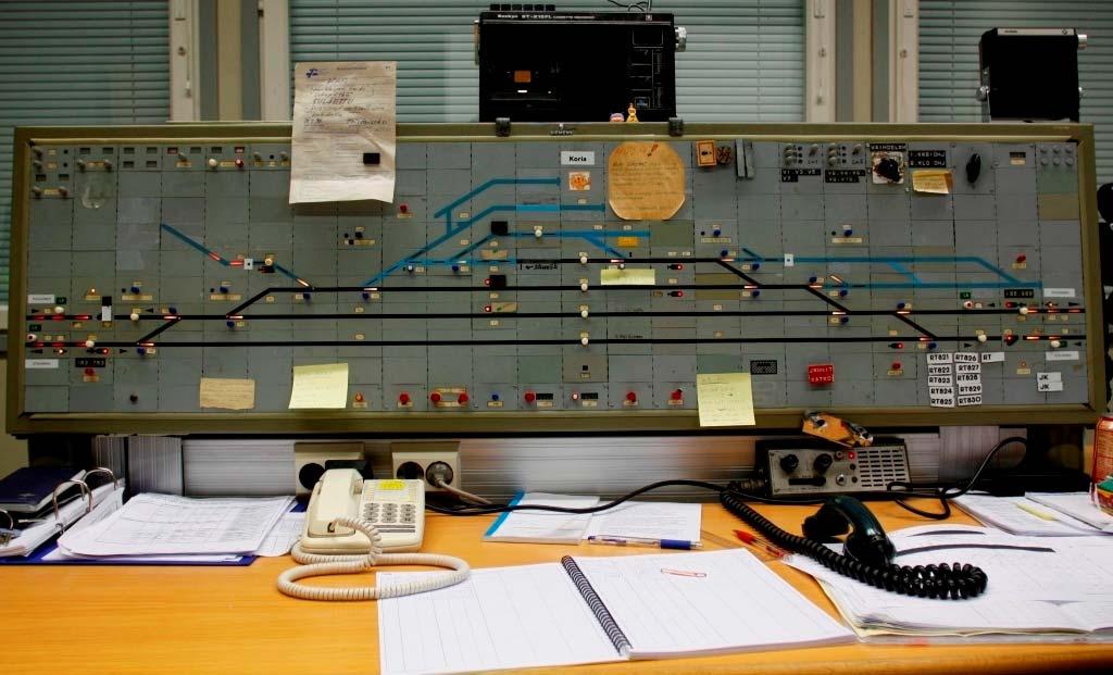 Kuva 9. Korian asetinlaitteen ohjaustaulu. Bild 9. Kontrollpanelen för ställverket i Koria. Figure 9. The control panel on the Koria signal box.