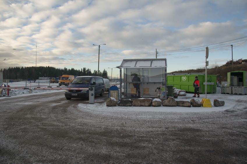 Topinojan jätekeskuksen ympäristöraportti 2015 8(22) Kaatopaikan suunnittelussa ja rakentamisessa noudatetaan viranomaisten ohjeita ja määräyksiä sekä hyvää toteutustapaa sekä